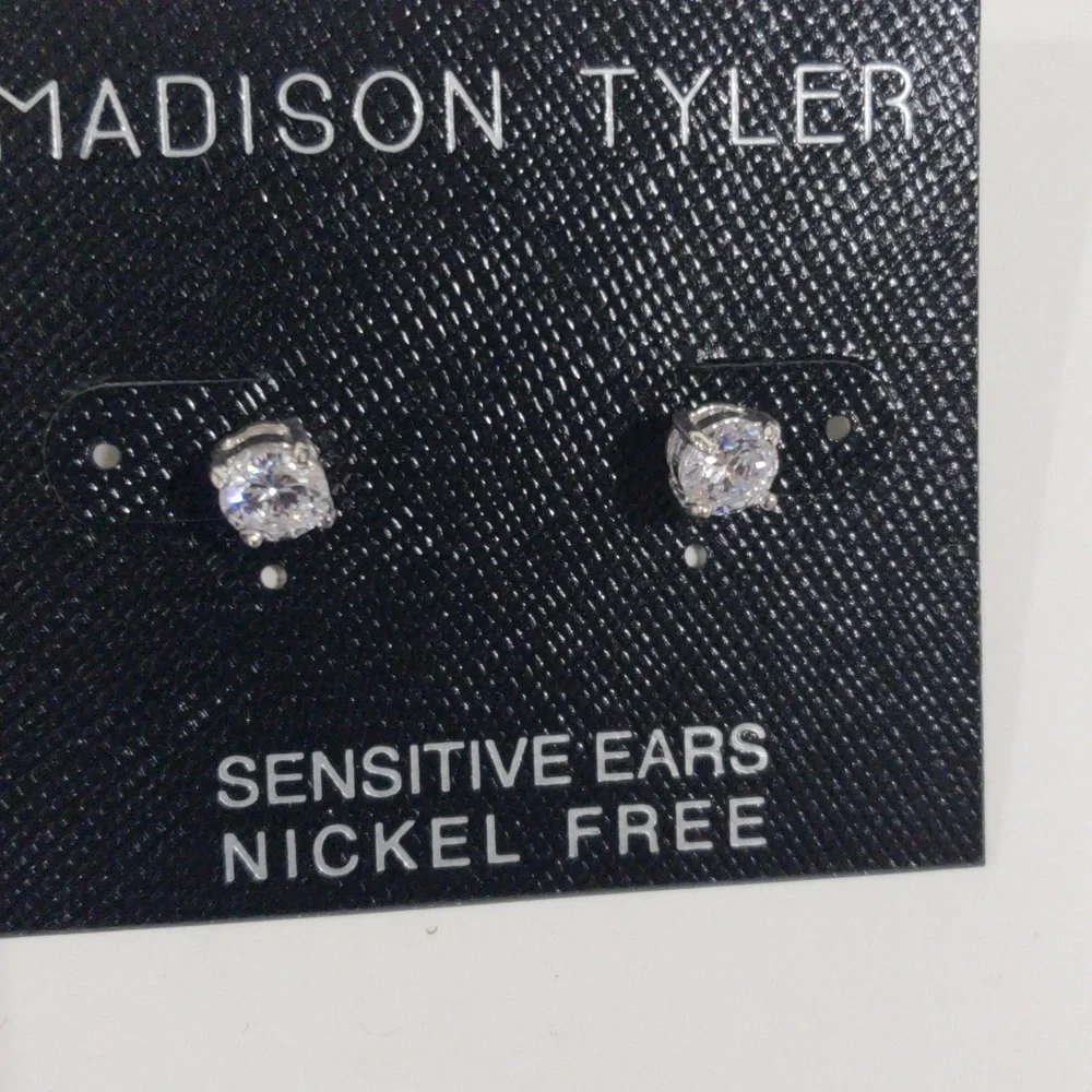 Elegant Silver Sparkling Crystal Stud Earrings - Women's Fashion Jewelry
